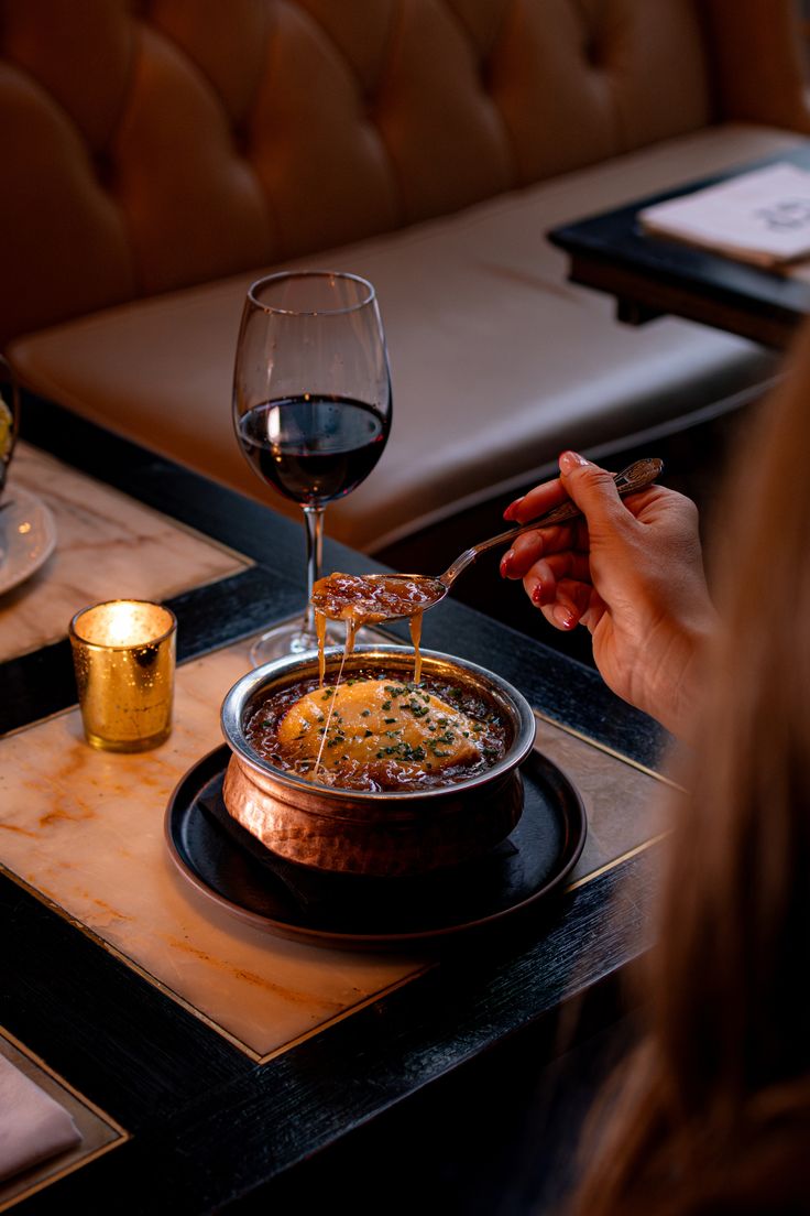 Experiencia gastronómica con platos y vino 1