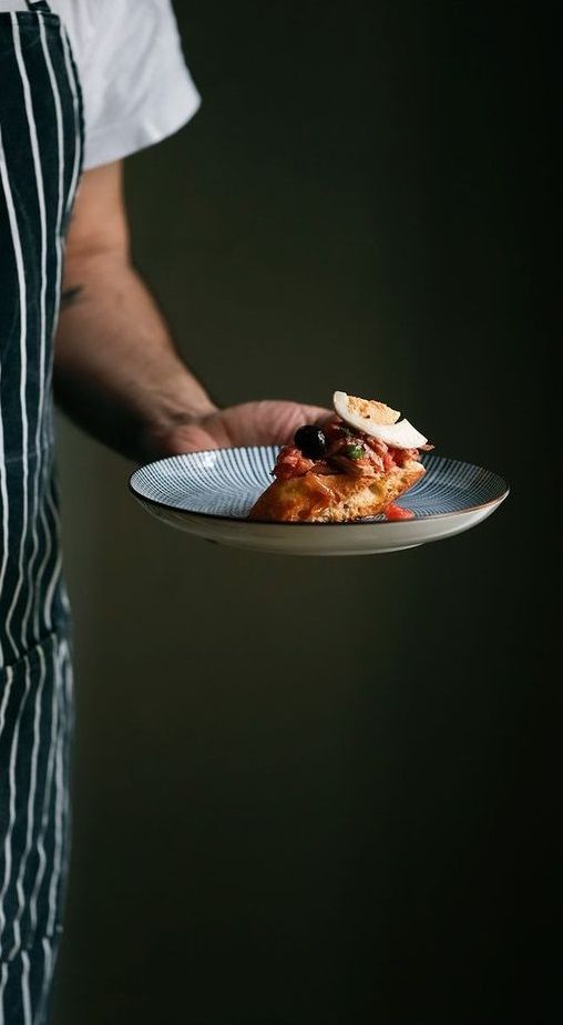 Experiencia gastronómica con platos y vino 3