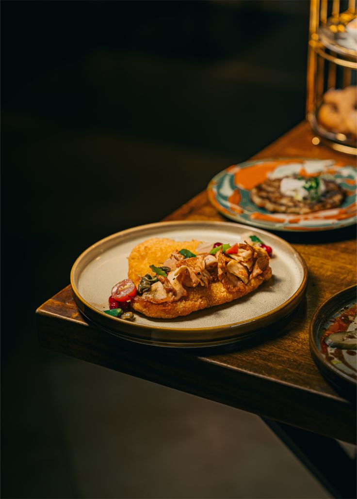 Experiencia gastronómica con platos y vino 6