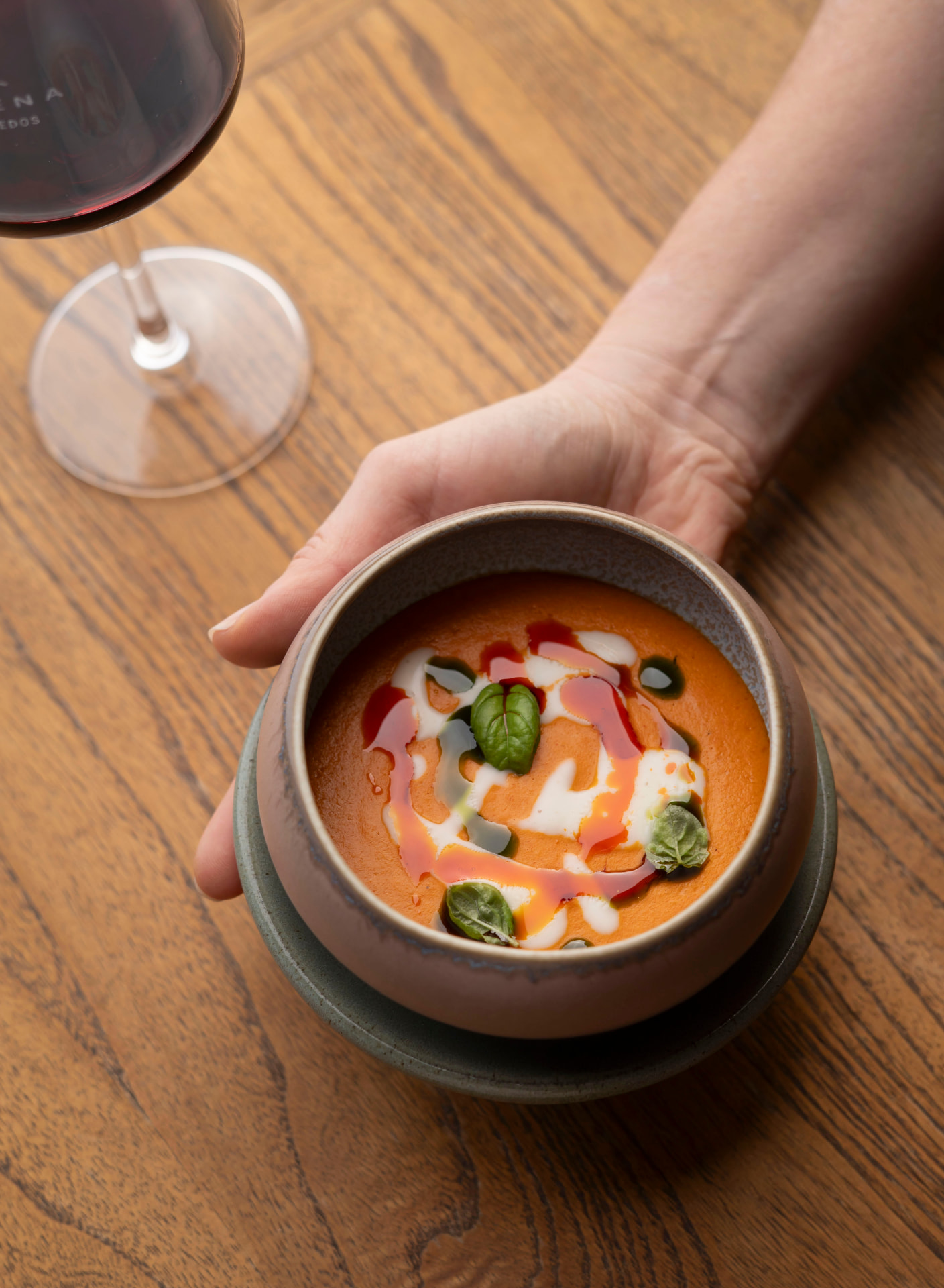 Experiencia gastronómica con platos y vino 8