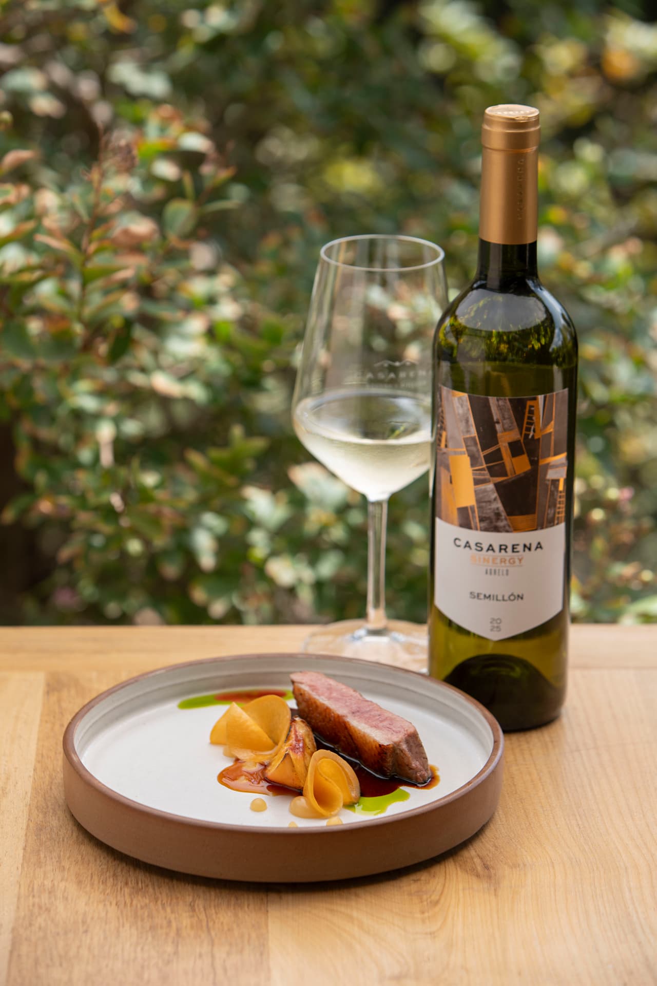 Experiencia gastronómica con platos y vino 9