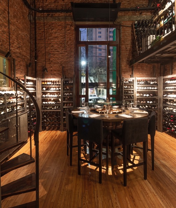 Interior y atmósfera cálida de restaurante 4