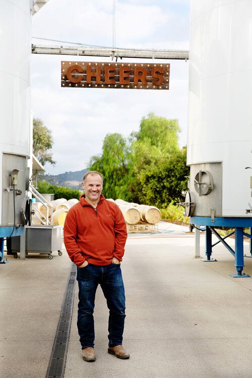 Retrato natural de un productor de vino en contexto 2