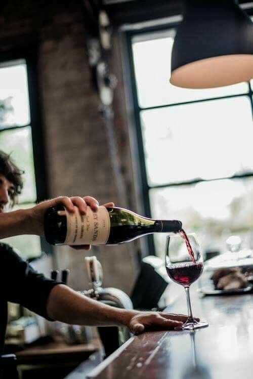 Escena de vino en contexto natural 4