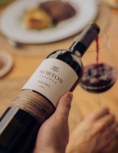 Escena de vino en contexto natural 6
